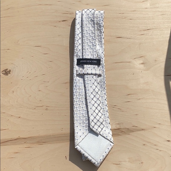 Jones New York White Silk Tie with Blue Diamonds - Picture 2 of 4
